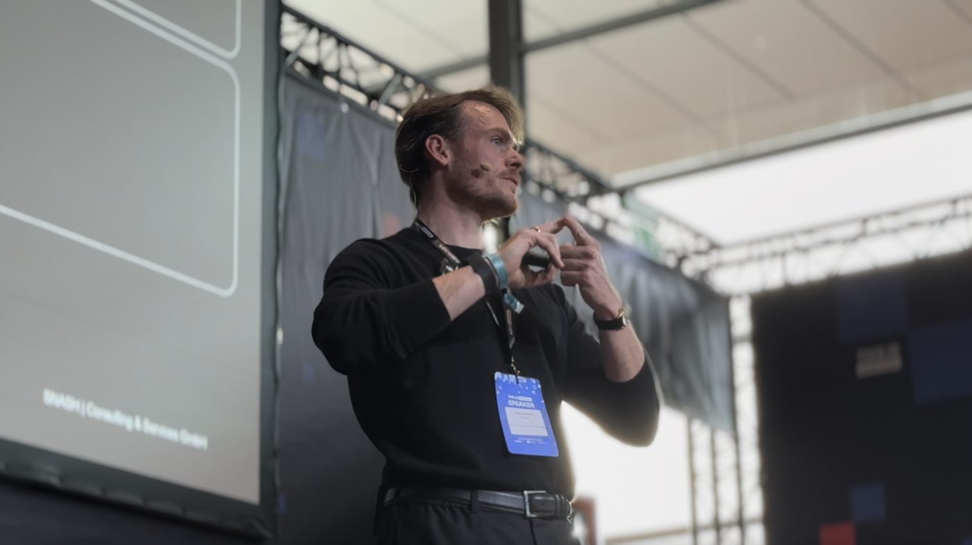 Sascha als Speaker auf der Bühne